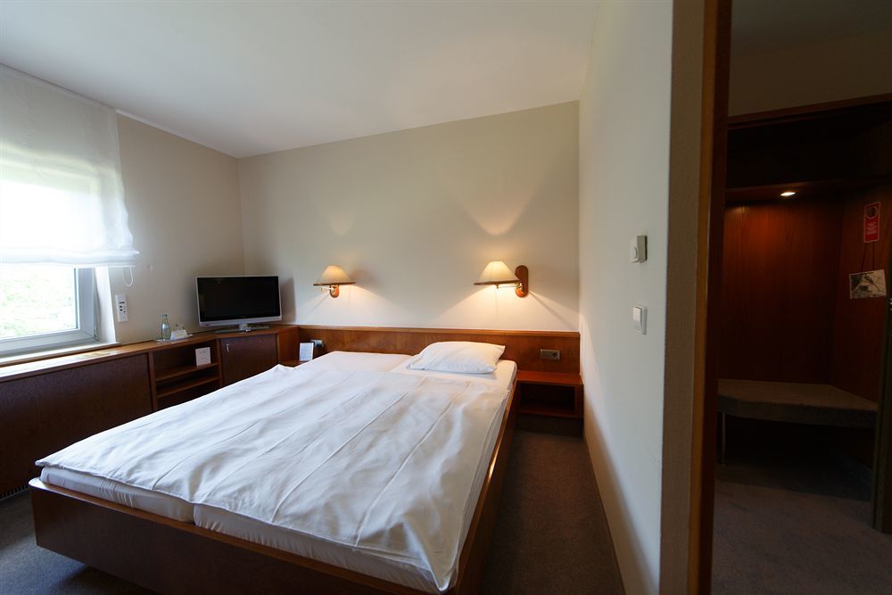 Seehotel Ketsch Шветцинген Экстерьер фото