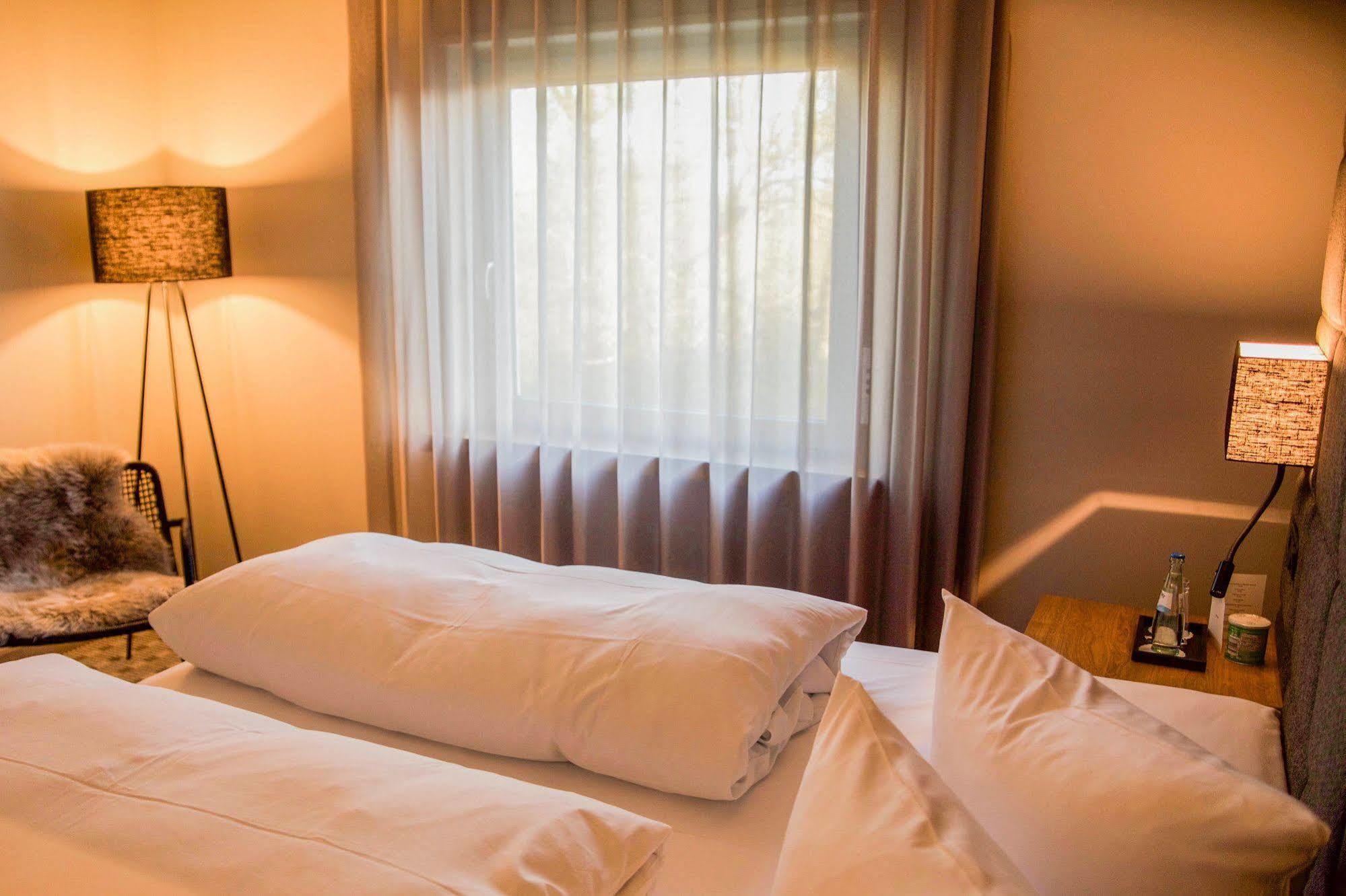 Seehotel Ketsch Шветцинген Экстерьер фото